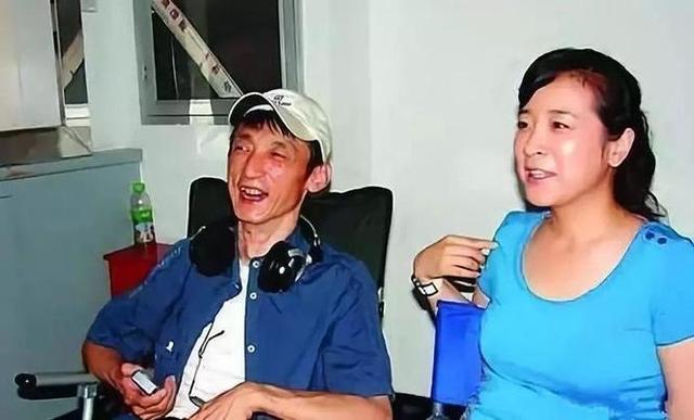 她是国家一级女演员，多次给丈夫戴绿帽，重病丈夫坐轮椅也不离婚