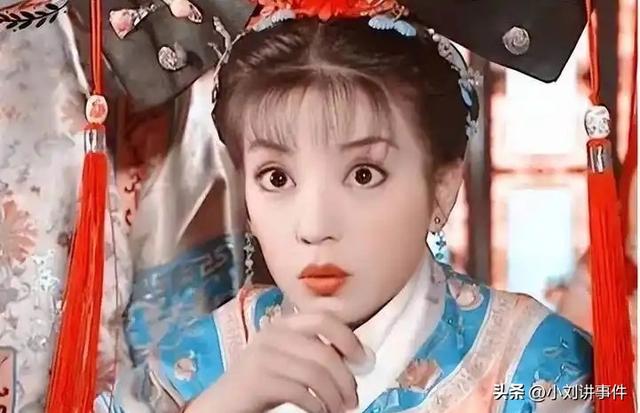 49岁赵薇脸颊凹陷沧桑得认不出！今低调和网友合影	，再无往日明媚