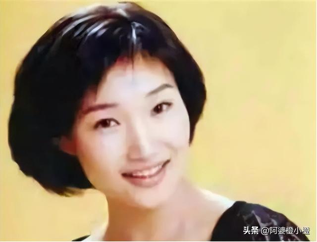 事实证明，48岁“出席阅兵解说”的李梓萌，已经走上了另一条大道
