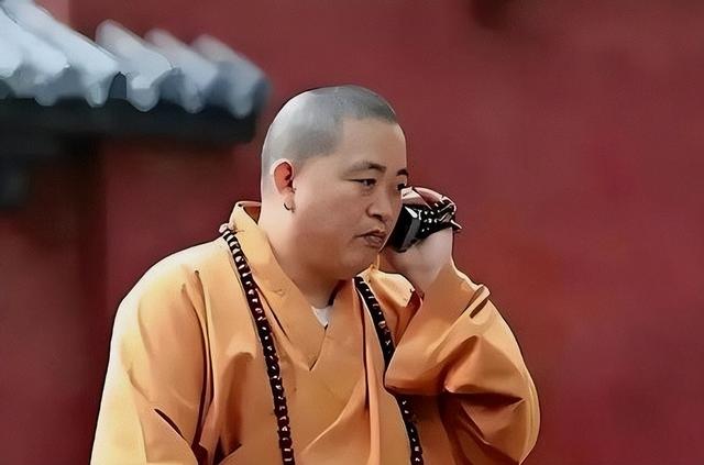 释永信与师姐释永梅合影流出！22年前，她胸前挂着当时最潮流手机