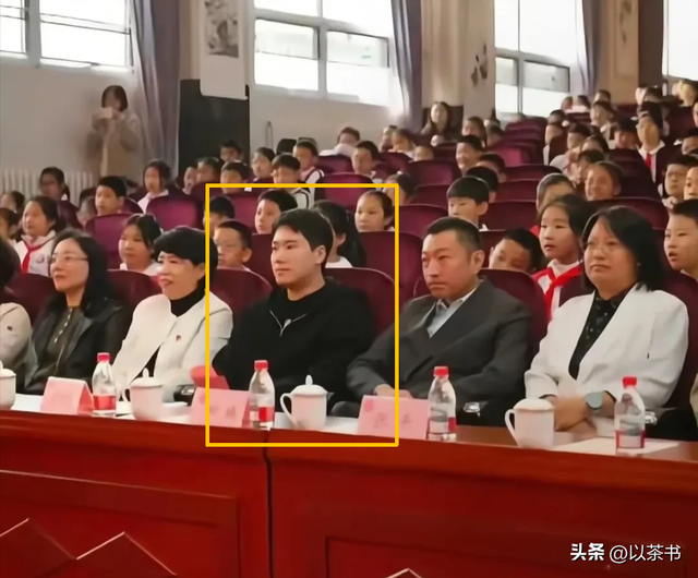 梁靖崑儿子太争气！子承父业获男单冠军奖状拿到手软，他亲自颁奖