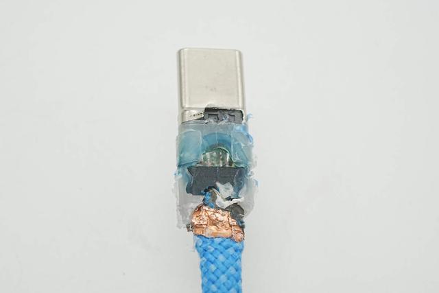 兼顾240W快充和40Gbps高速传输，异泽磁吸编织数据线拆解