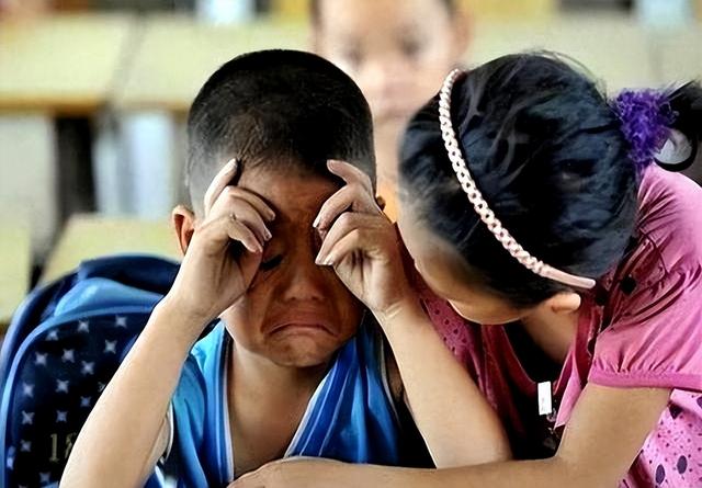 13岁儿子和母亲睡一个被窝，半夜母亲突然吓醒，儿大几岁要避母