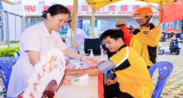 “关怀一夏，清凉出发” 美团夏日冰饮福利车落地南宁