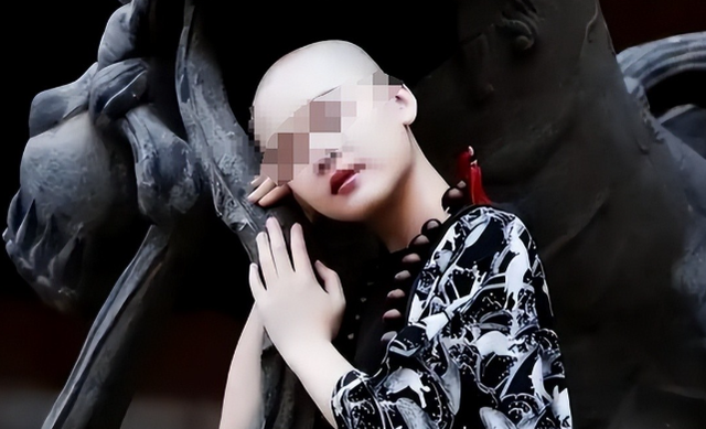 揭秘尼姑庵真相：表面佛门实则妓院，穿黑丝戴假发，香客人来人往