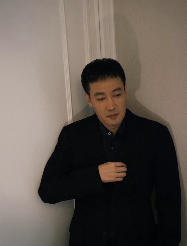 朱媛媛去世5个月后，辛柏青和李乃文现身大孤山，整个人憔悴好多