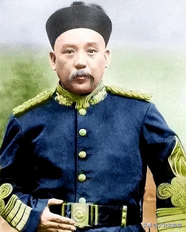 袁世凯的真实老照片：穿龙袍坐龙椅接受朝拜，姨太太确实漂亮！