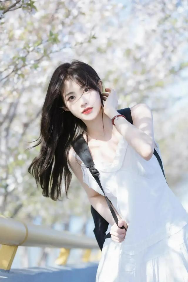 河南洛阳一校花美出圈了,五官精致,倾国倾城,美得让人移不开眼