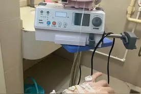 动车上行李箱从头顶掉落，女子腹中胎儿被砸离世，铁路推卸责任！图片