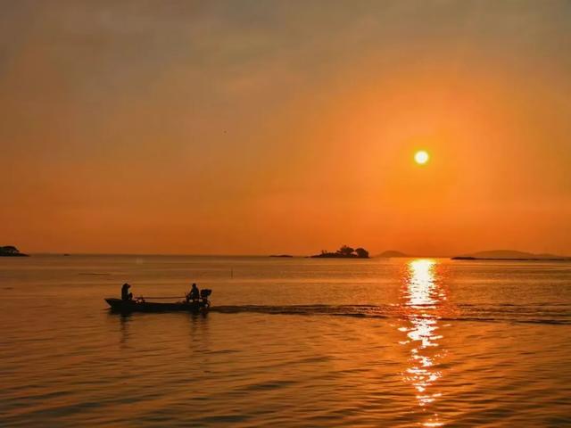 滕州微山湖红荷湿地:乐享双十一,“荷”你游湿地