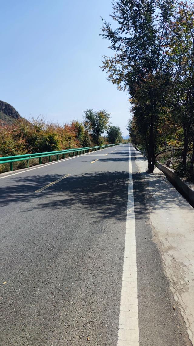 呼和浩特哈拉沁沟，一条小河从两山峡谷流出，步行只能走小路