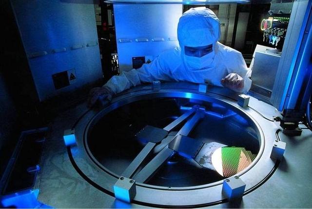 扬眉吐气！国产DUV光刻机研制成功，各国反应：美韩荷都不敢笑了