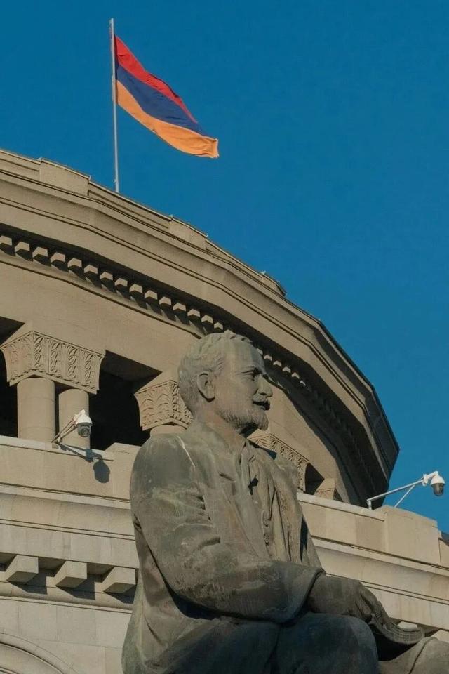 人均卡戴珊，这个忧伤又美丽的小国让我念念不忘