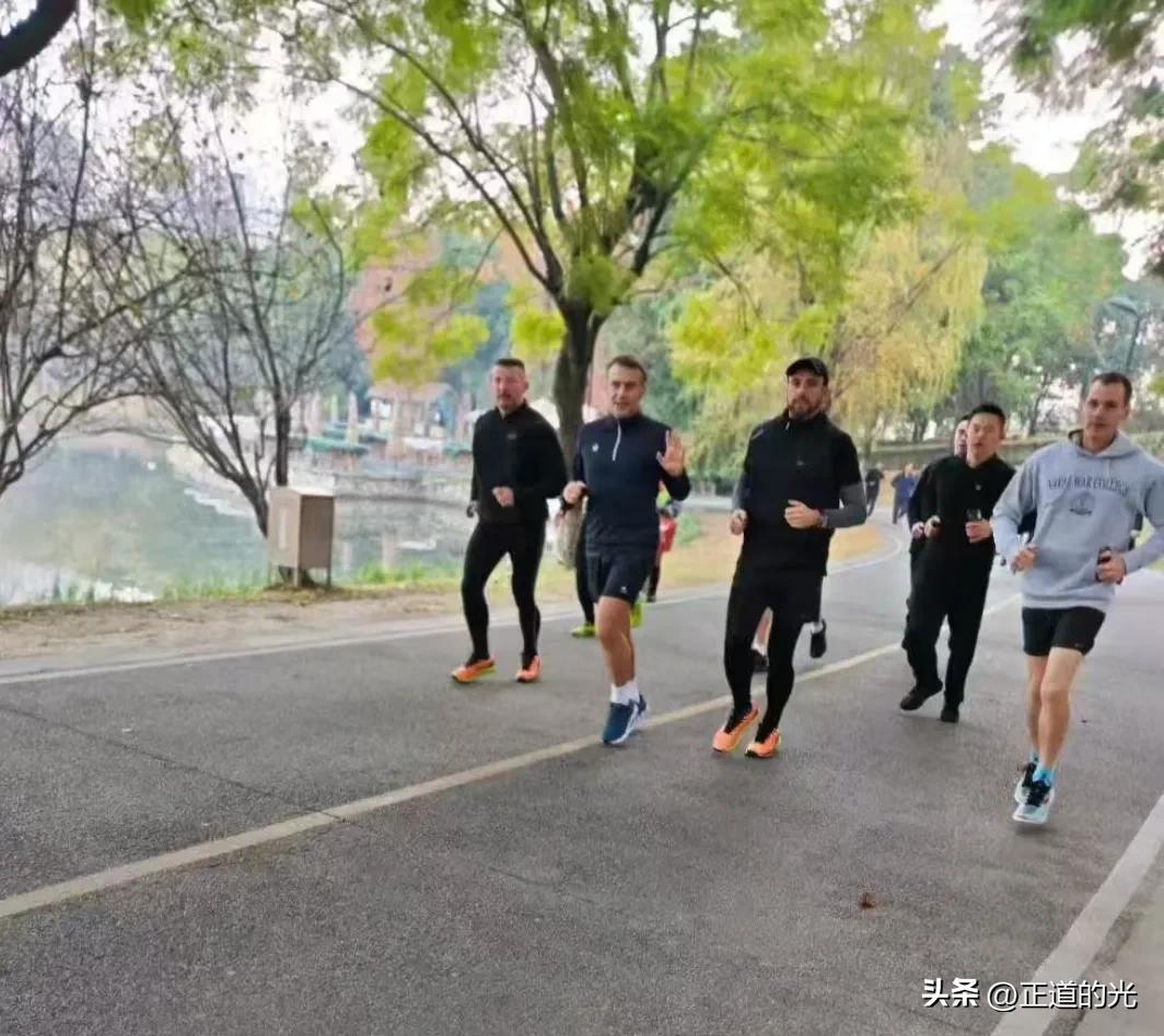 现场:成都网友清晨偶遇马克龙在湖边跑步
