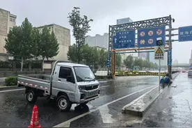 郑州3地出现短时暴雨，多路段积水，绕城高速全线禁止车辆上站通行图片