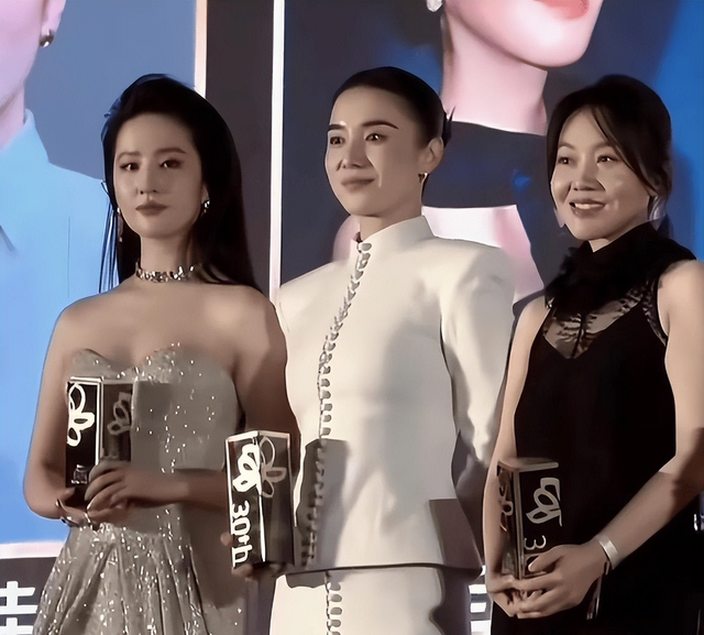 她被骂“陪睡上位”，后被封为“性感欲女”，得奖后当众怒怼海清