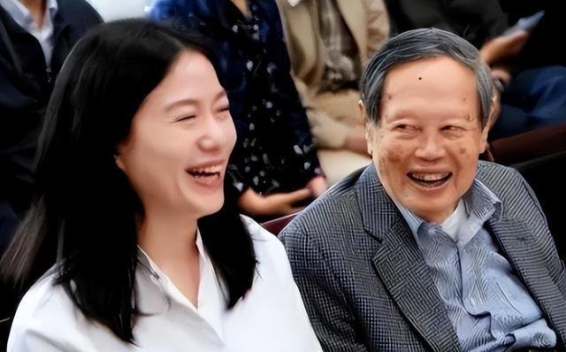 杨振宁告别仪式上，49岁翁帆近照曝光，原来杜致礼亲妹真的没说错