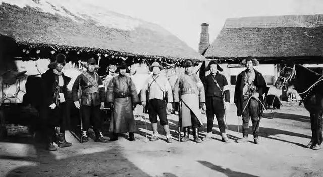 1950年，我军去尼姑庵剿匪，发现一尼姑胸脯大，又见一幅画不寻常