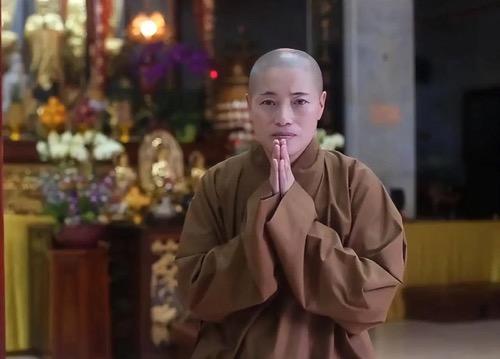 比释永信更奢靡“尼姑”：穿黑丝上班，戴假发蹦迪，住4000万别墅
