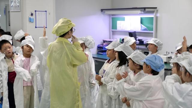 与机器狗互动、操控无人机，南京市同仁小学科创研学太酷了！