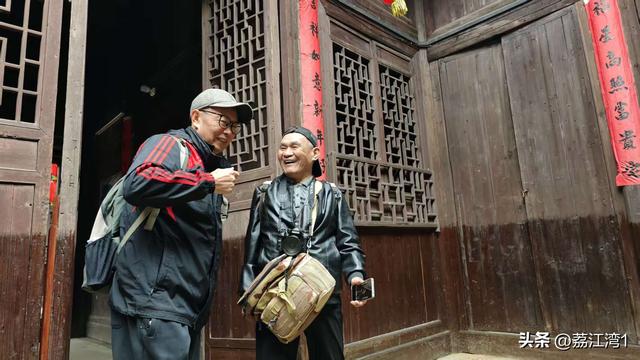 游长岗岭古村，观飘黄银杏