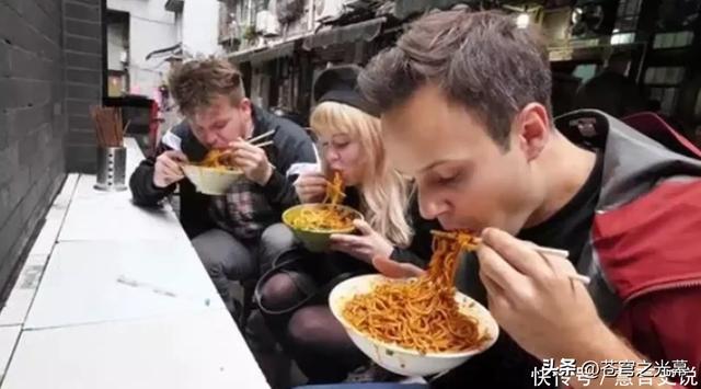 第一批免签来华的外国人,吃了中国大餐,回国已经吃不下白人饭了