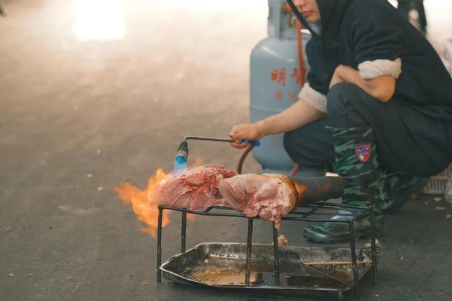 喝井水，烤豆腐，云南这座活着的千年古城，和杭州同名