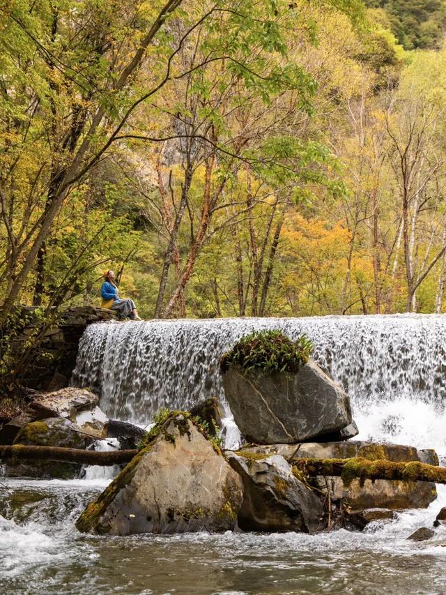 闯入秋日油画！松坪沟彩林巅峰绽放，泡私汤温泉，看千年非遗打铁花！