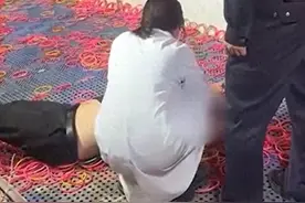顾客套中3只大鹅，老板耍赖装晕倒？目击者：他睁着眼睛不起来；镇政府：是否假装正在调查图片