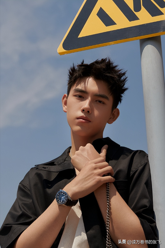 长得太美被导演占为己有，4年后生下大明星儿子，17岁就成男一号