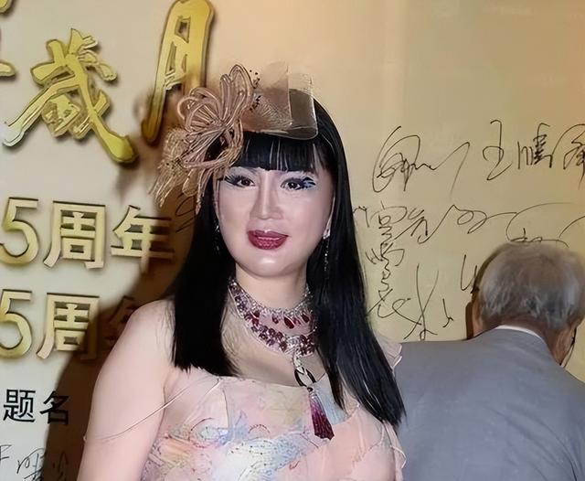 她是中国第一美妇，坐牢、离婚、拍三级片，还因太美被克林顿接见