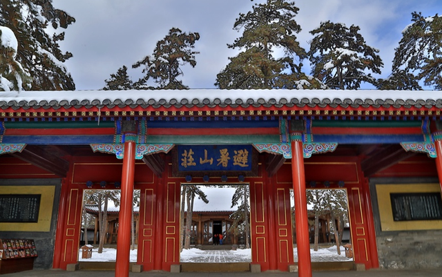 别再去三亚人挤人了！河北这座被低估的皇城，藏着半部清史