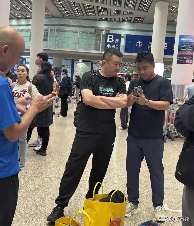 国乒回国抵达北京机场照，王曼昱被老奶奶包围，高远给小粉丝签名