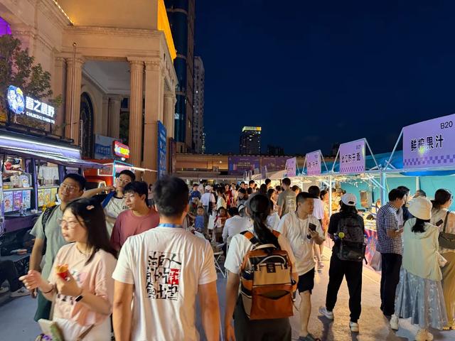 淘书逛展、夜游夜市、盖章打卡……上海书展的快乐，弥漫在整座城市→