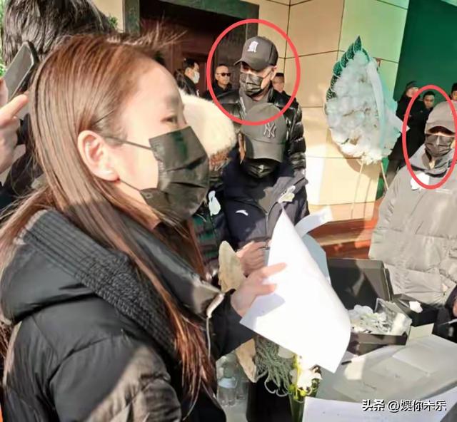 何晴告别式低调举行，许亚军带儿子现身双眼通红，两鬓斑白显憔悴
