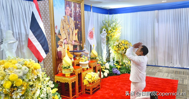 泰国新任总理向国王画像行跪拜礼