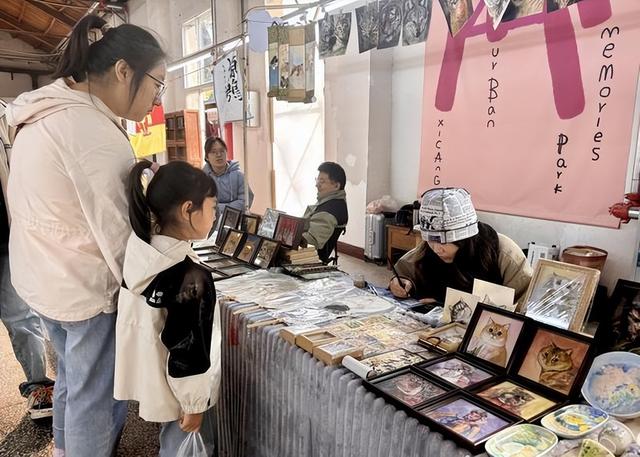 晴好周末 西安市民惬意游逛西仓市集文创公园