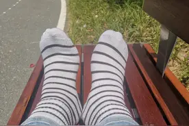 晒背姿势很重要，站着晒和坐着晒哪个效果更好图片