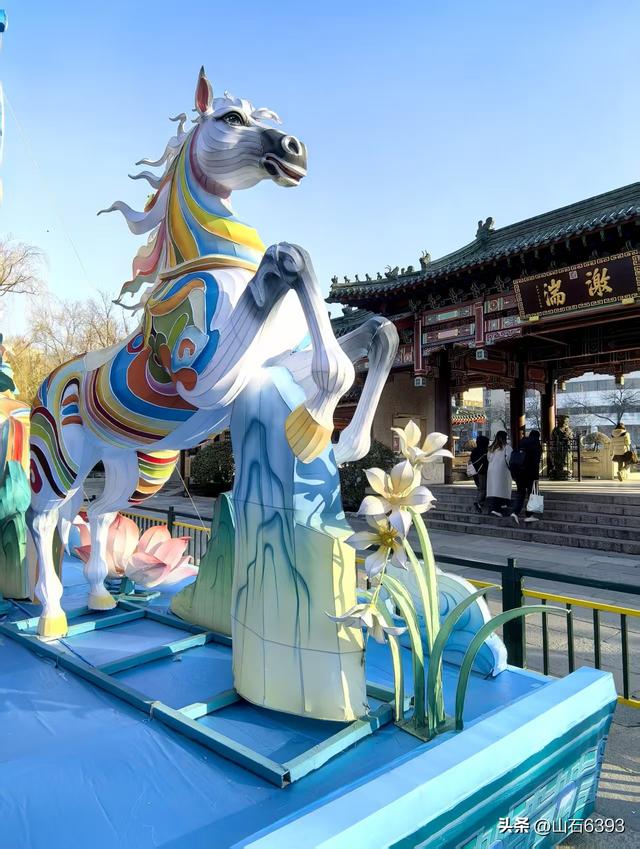 新华社原军事记者陶俊峰泉城美拍——筹备中的迎春花灯