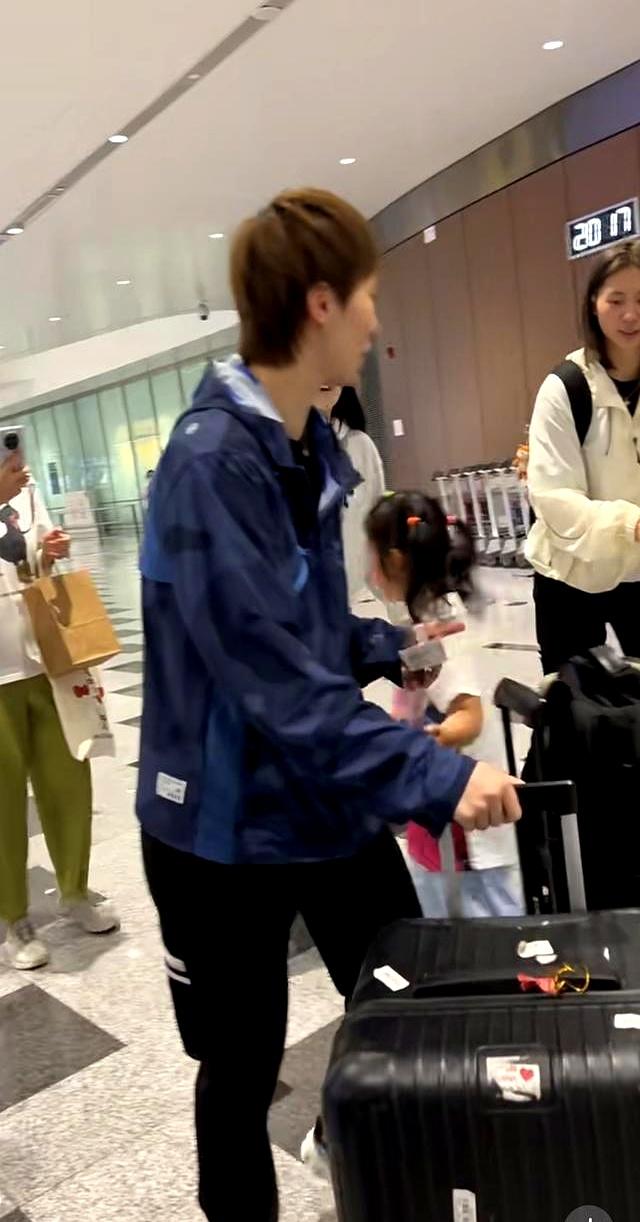 国乒落地北京，王曼昱收到小球迷送的蛋糕，为小球迷签名，林诗栋