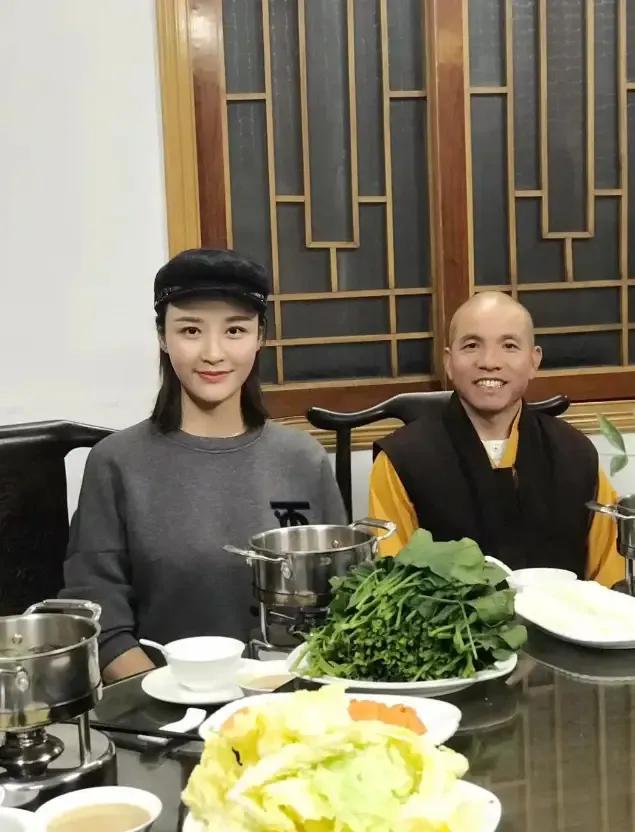 上任才2天，印乐法师和美女大量合影被扒，与释永信区别太明显！