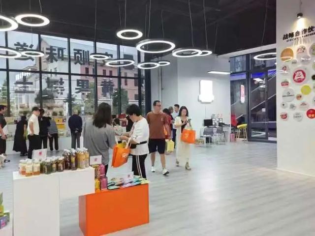 【建设一流旅游城市 建设世界级旅游景区】避暑游带火特色商品销售 让“安顺味道”走向全国