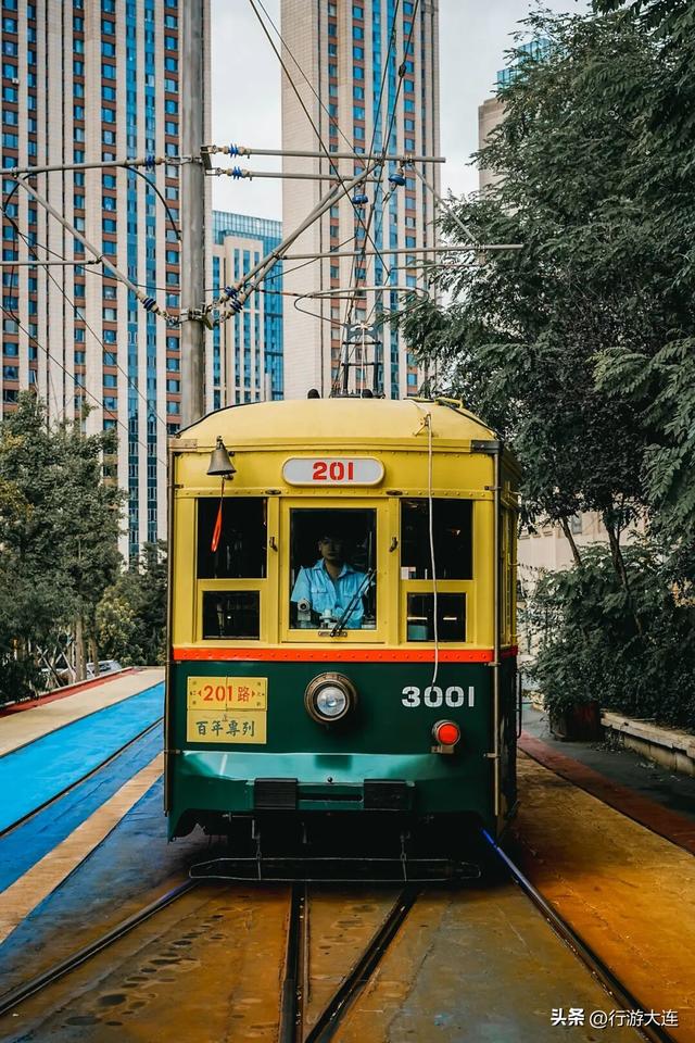 坐上201路老式有轨电车，慢游大连旧时光