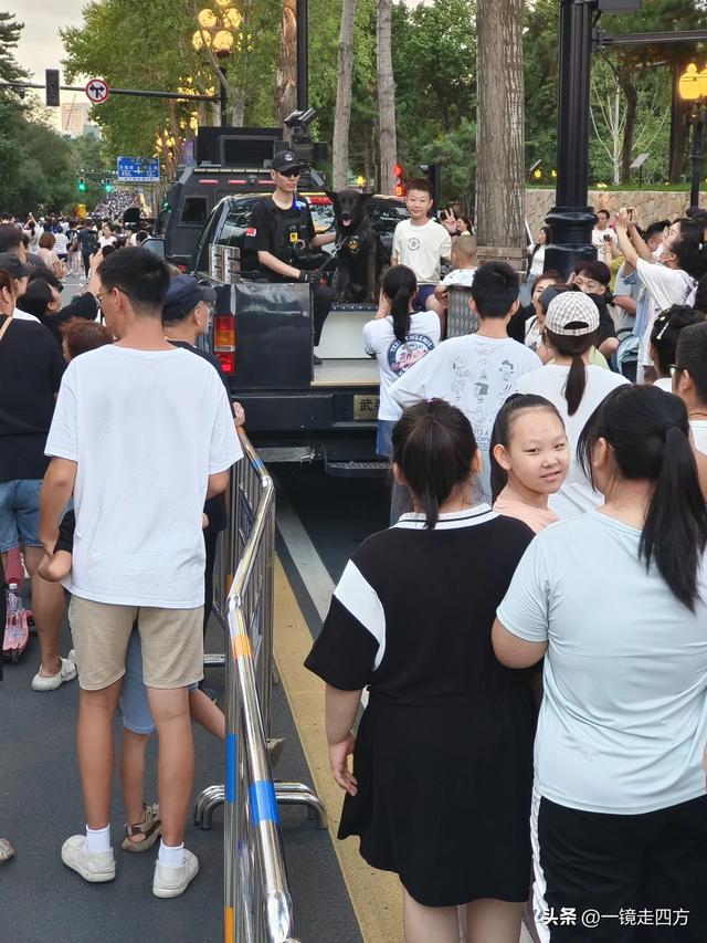 周末16点，长春新民大街又准时变身步行街，市集和舞台开放