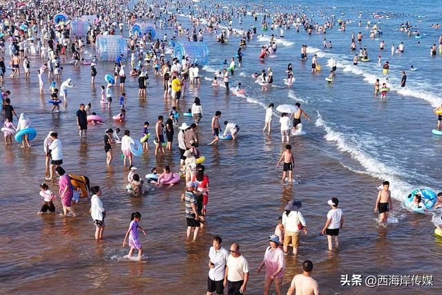 西海岸金沙滩，“人浪”来袭！