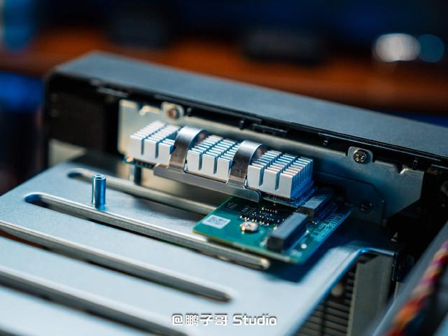 威联通新品NAS Qu805开箱：家用级定价、企业级性能,真香!