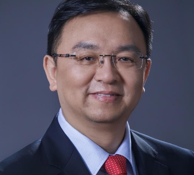 比亚迪老板女儿参加巴黎名媛舞会，她打扮贵气，长得像爸爸王传福