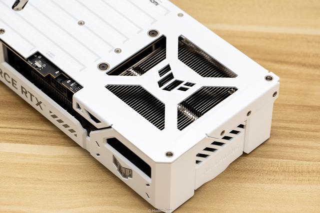 极地坚冰！华硕TUF RTX 5070Ti O16G白色游戏实测
