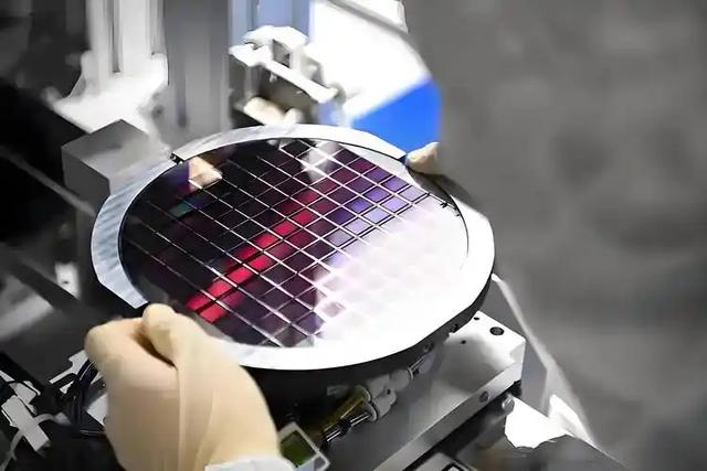 比日本还"贵"的英伟达，快没钱了？专家：除了美国根本没人陪它玩