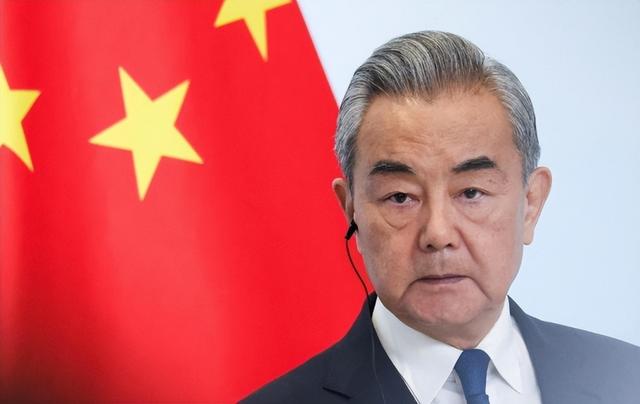 驻日大使馆警告话音未落，日本开出危险“首枪”，王毅给高市定性